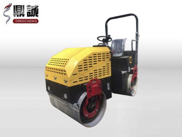 点击查看详细信息<br>标题：2.5吨全液压座驾式振动压路机 阅读次数：15996